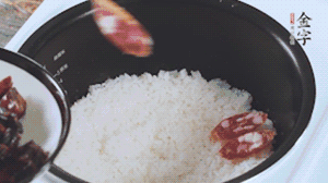 開蓋觀察飯，水微微收干，放入切好的金字香腸、醬肉、醬肉香腸。