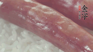 關(guān)上蓋子，煮到米飯露出時(shí)。