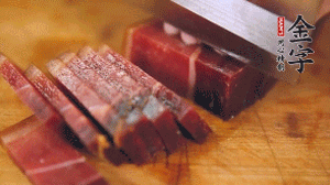 金字火腿溫水浸泡30分鐘，切成小塊。