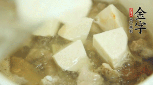 加入適量清水、黃酒燉開后，小火煮1小時即可。