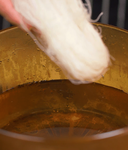 咸肉剁成咸肉糜，加入蔥姜末、香油攪拌均勻。