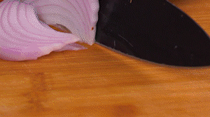 鍋中少許油，熱油倒入香腸煸炒出油，倒入南瓜塊、洋蔥翻炒片刻。