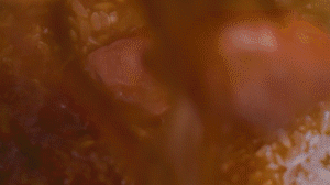 米放電飯鍋，倒入配菜，湯汁一起倒入（湯汁剛好沒過食材即可），電飯鍋開啟煮飯模式，煮好燜20分鐘，撒蔥花。