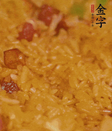 放一撮鹽、生抽少許，倒入炸好的芋頭。最后撒蔥花、蒜末翻炒均勻。