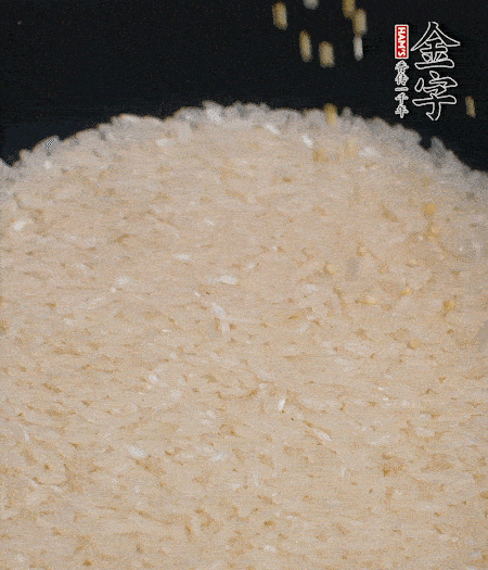 大米和小米一起燜成米飯。