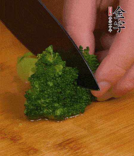 西蘭花用淡鹽水浸泡十幾分鐘后過開水焯燙熟后撈出。