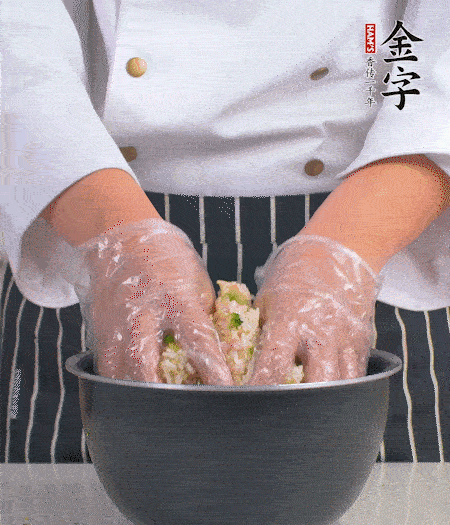 米飯中放西蘭花碎、咸肉丁，加少許黑胡椒、十來滴橄欖油拌勻。