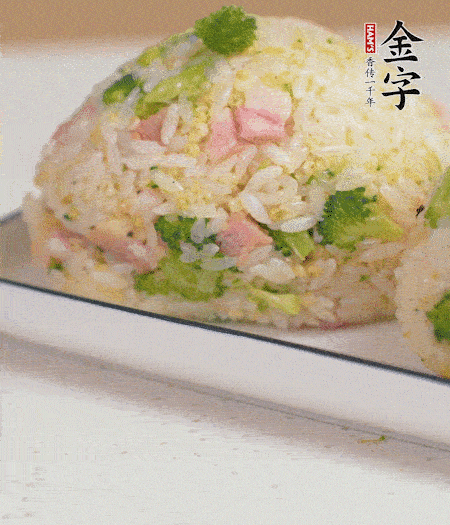 拌好的飯攥成飯團。