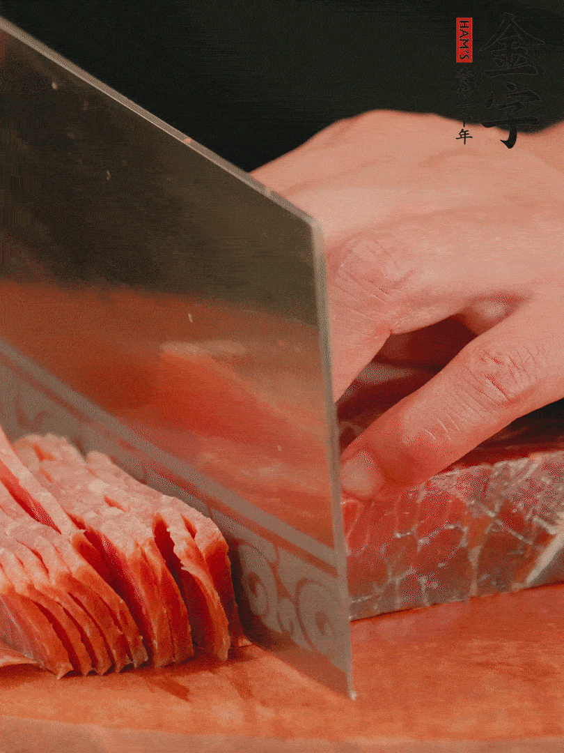 新鮮雞腿用刀在表面劃幾刀。金字火腿切薄片備用。