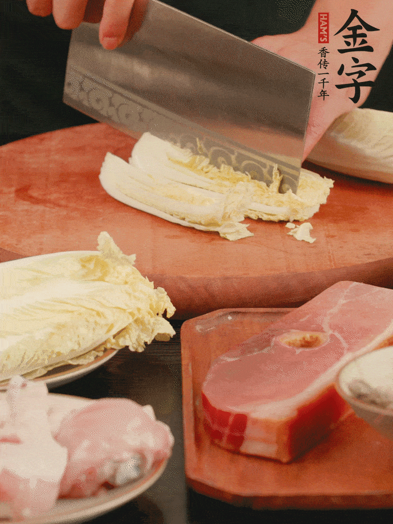 白菜去掉頭尾，對半豎切，再均勻切4刀。