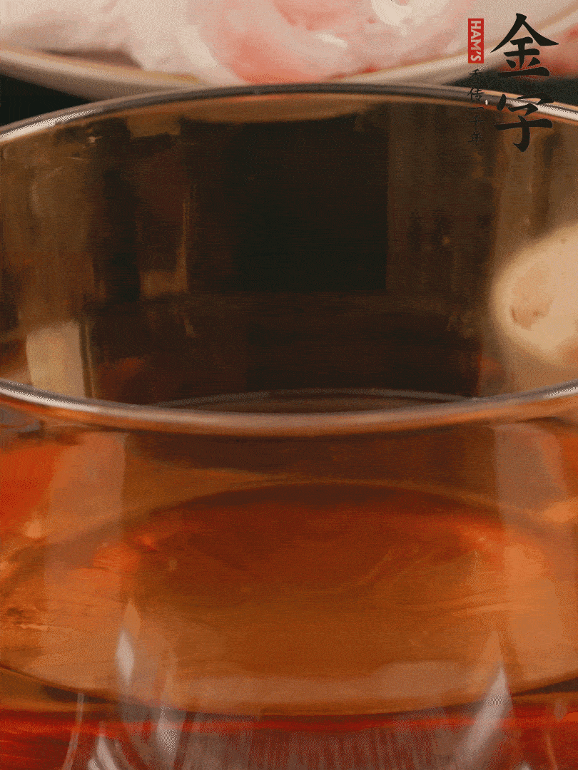 雞腿冷水入鍋，加姜片料酒焯水，撈出溫水洗凈。