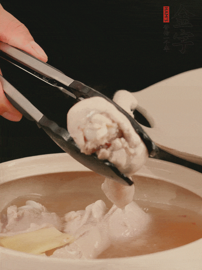 雞腿放入砂鍋，加姜片、料酒、清水，中火燉煮20分鐘撈出。