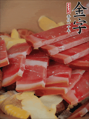 除鮑魚外的所有材料放進(jìn)鍋里，加清水、姜、黃酒，大火燒開，轉(zhuǎn)小火煲90分鐘。