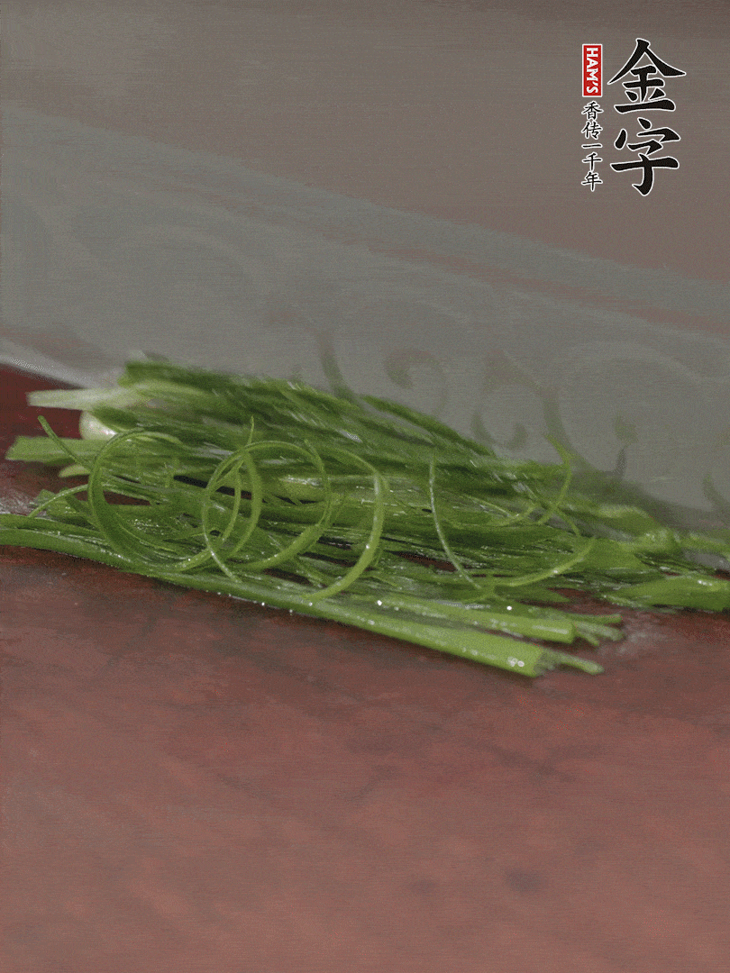 生姜切薄片，紅椒切細(xì)絲，小蔥蔥綠切細(xì)絲，泡入冰水中保持新鮮。