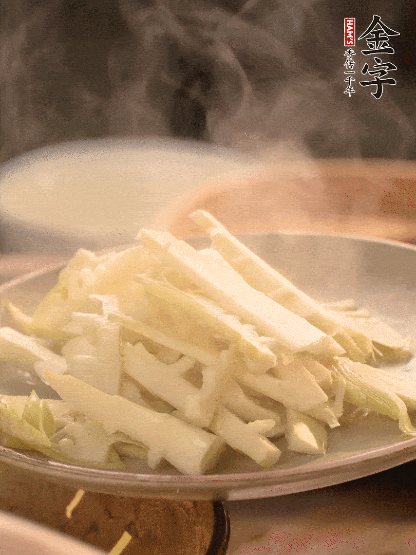 春筍切薄片，焯水去除澀味。
