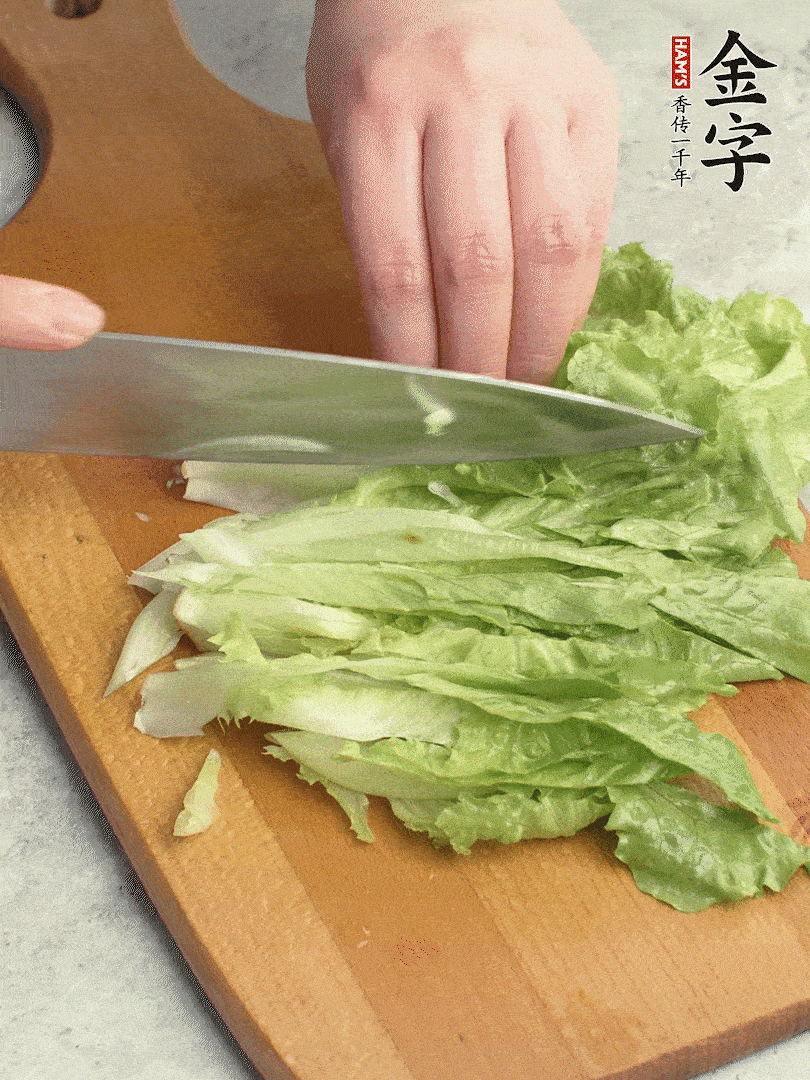 胡蘿卜、生菜、黃瓜切絲。