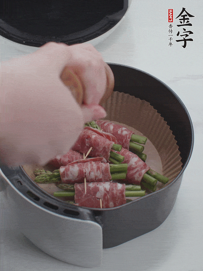 在培根卷上撒點(diǎn)黑胡椒碎。