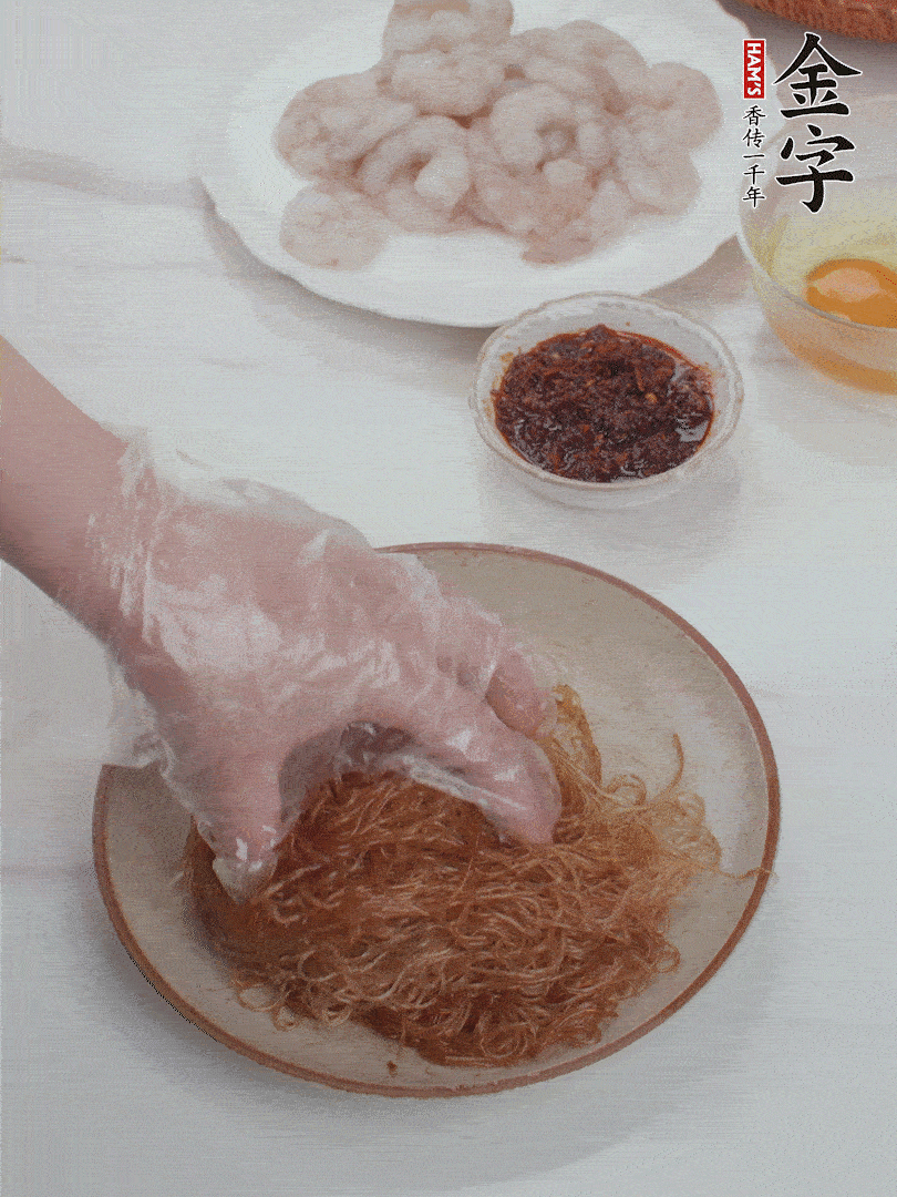粉絲泡軟后，入沸水煮10秒，撈出后加1/2勺老抽、1/2勺食用油挑松。