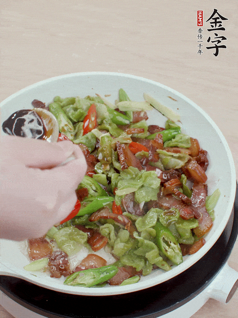 2勺生抽調味，最后撒蒜葉。