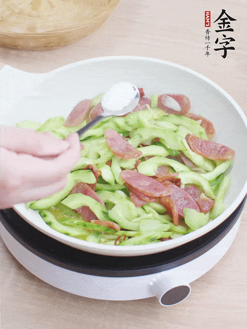 淋點開水，半勺白糖、1勺生抽調(diào)味。