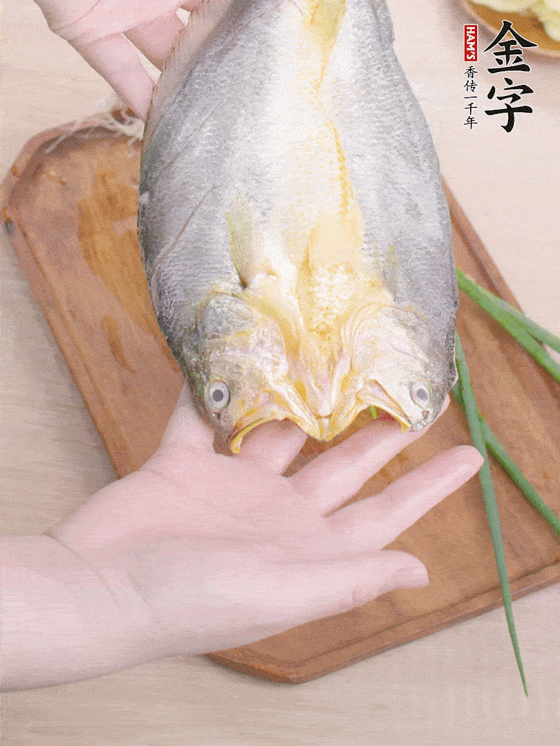 黃魚背部開刀，洗凈切花刀。適量鹽涂抹魚身兩面。