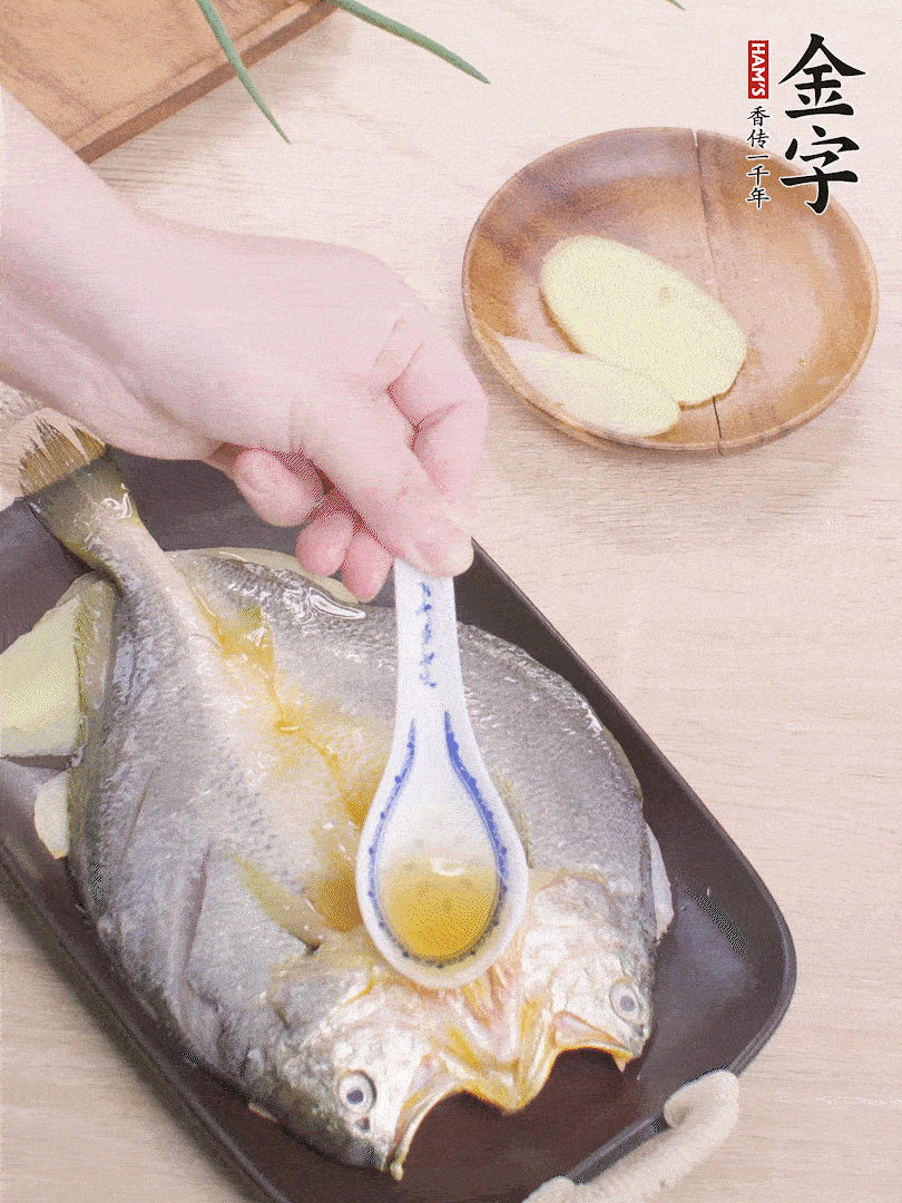 盤底鋪姜片，放黃魚，淋2勺料酒。