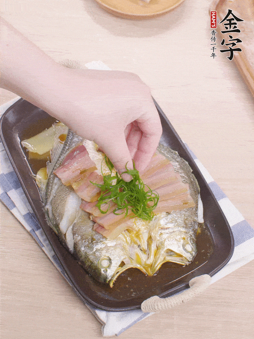 取出姜蔥，淋2勺蒸魚豉油，擺蔥絲。