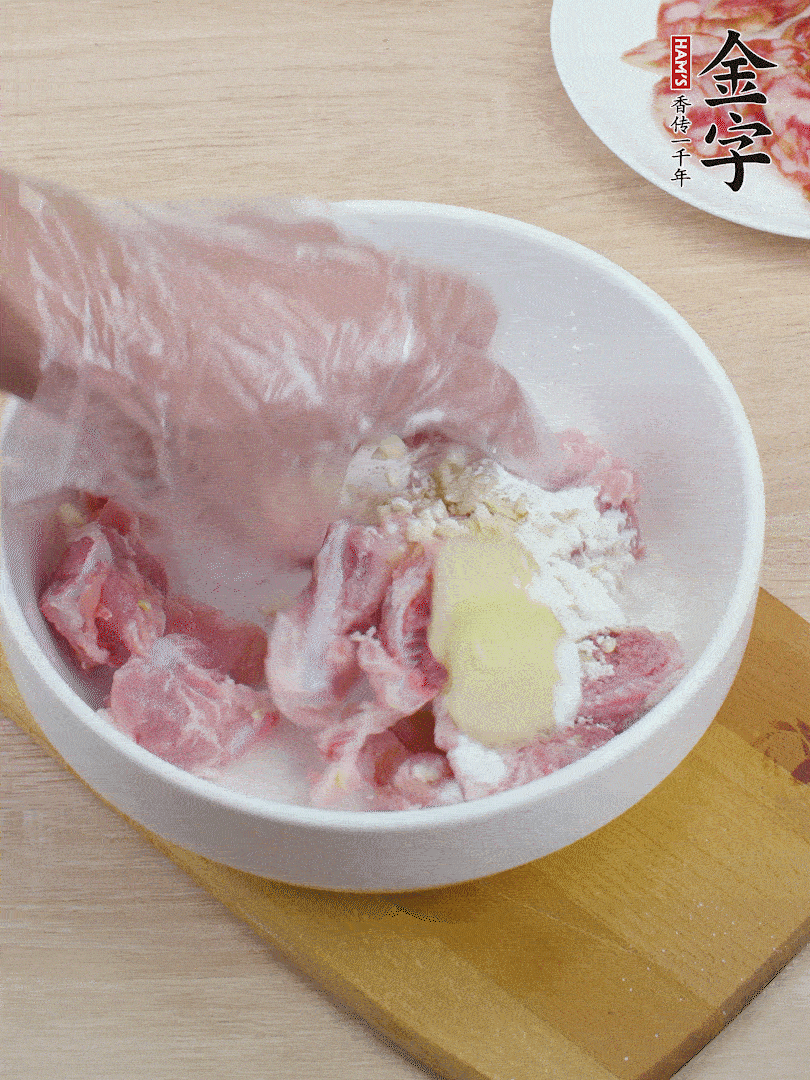 洗凈的小排，加鹽、姜、蒜末、淀粉、胡椒粉抓勻，腌制15分鐘。