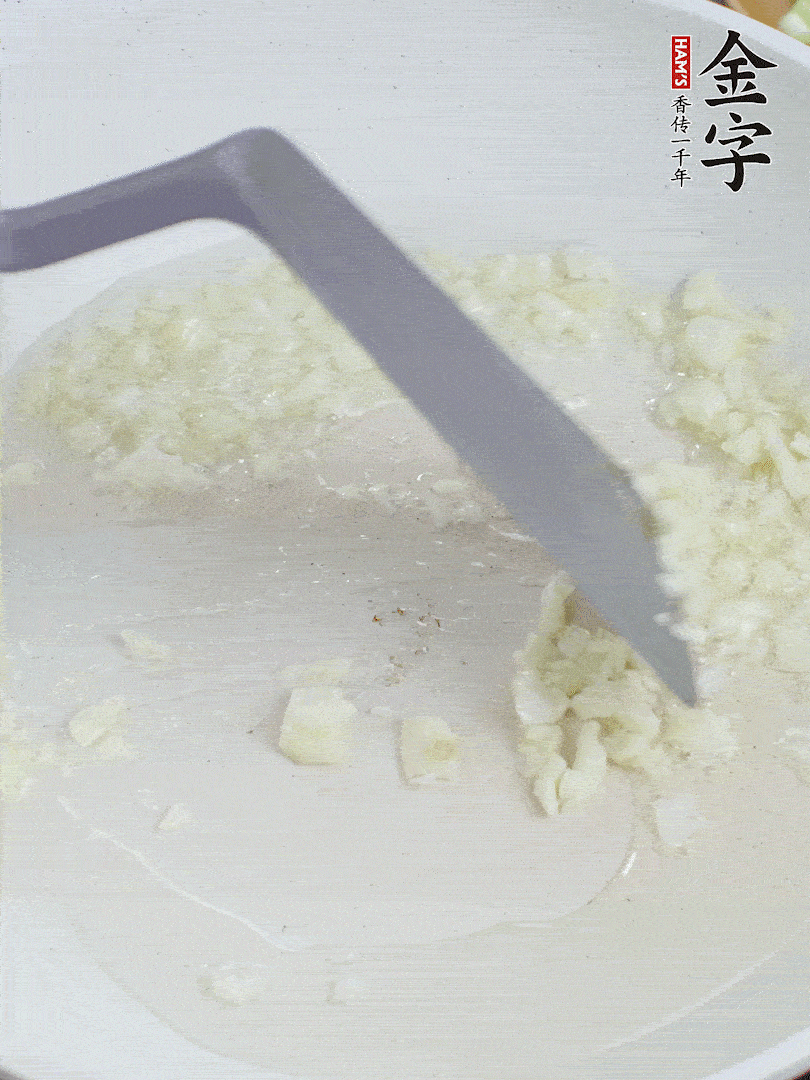 冷鍋熱油，下大蒜煎至兩面微黃。