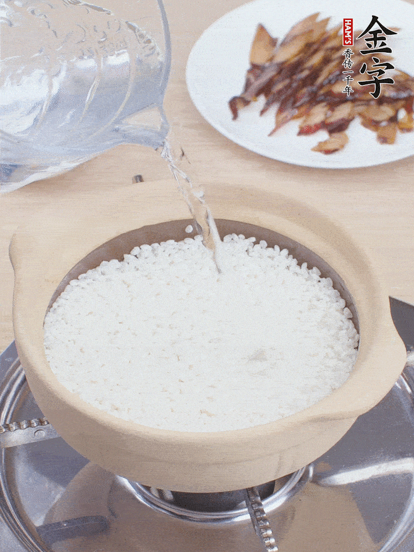 砂鍋涂抹植物油，放大米，開(kāi)水沒(méi)過(guò)米1.5cm左右，蓋蓋中火煮7分鐘。