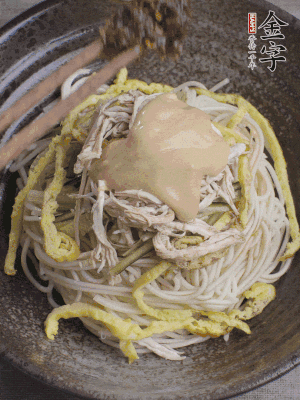 生抽1勺、醋1勺、芝麻醬1勺、金字火腿大師醬1勺。