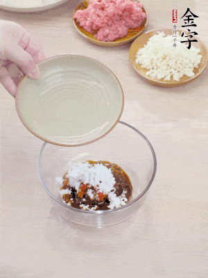 熱油起鍋，五花肉煸出油脂，表面微微發(fā)黃。