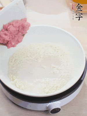 下火腿片、筍干均勻翻炒后，加2勺料酒、適量清水。
