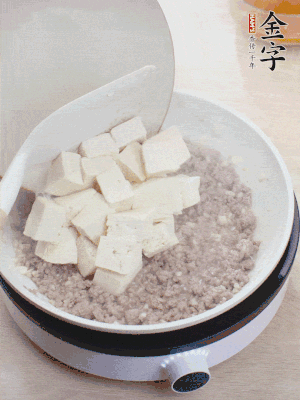 蓋蓋燉煮20分鐘后，加腐皮，撒一點枸杞。