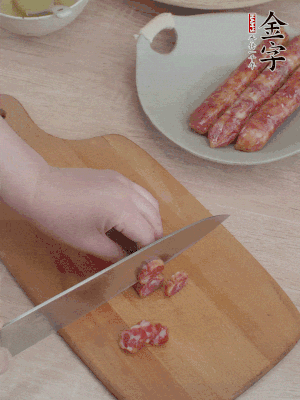 香腸切片。（圓片一點，不用很斜）