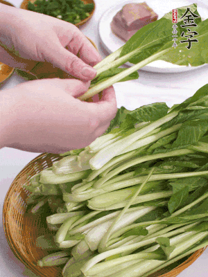 小青菜掰成一片片。
