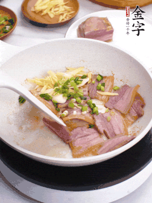 咸肉入鍋里煎至微金黃，下蔥姜蒜，撒幾顆花椒。