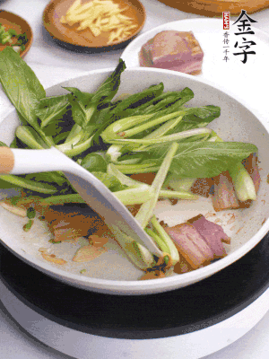 下小青菜翻炒，菜梆子變軟時(shí)，撒一點(diǎn)鹽、雞精調(diào)味。