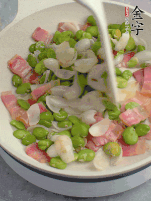 放蠶豆豆瓣、百合炒勻。