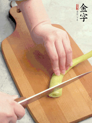 蔥切段，姜切絲，辣椒斜切成塊。