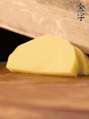 土豆去皮切丁。水開后，放入鍋中煮2-3分鐘，撈出瀝干水分。