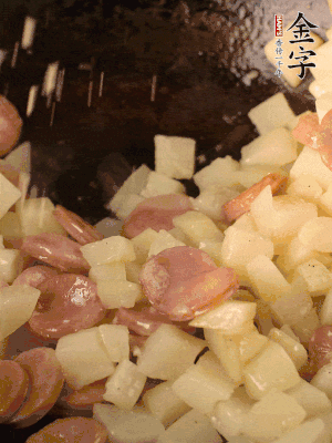 再放烤腸片煎熟。撒點(diǎn)鹽、孜然粉、辣椒面。