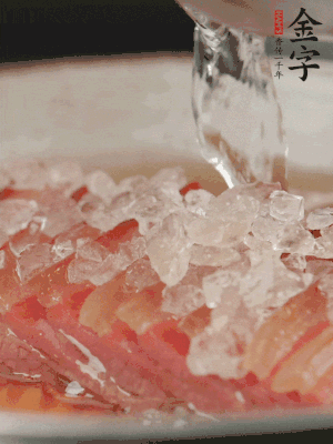依舊放上冰糖100g、黃酒100g、水200g，鍋中再蒸15分鐘。