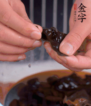 木耳冷水泡發(fā)，處理成小塊。（如果是小木耳就不用切了）