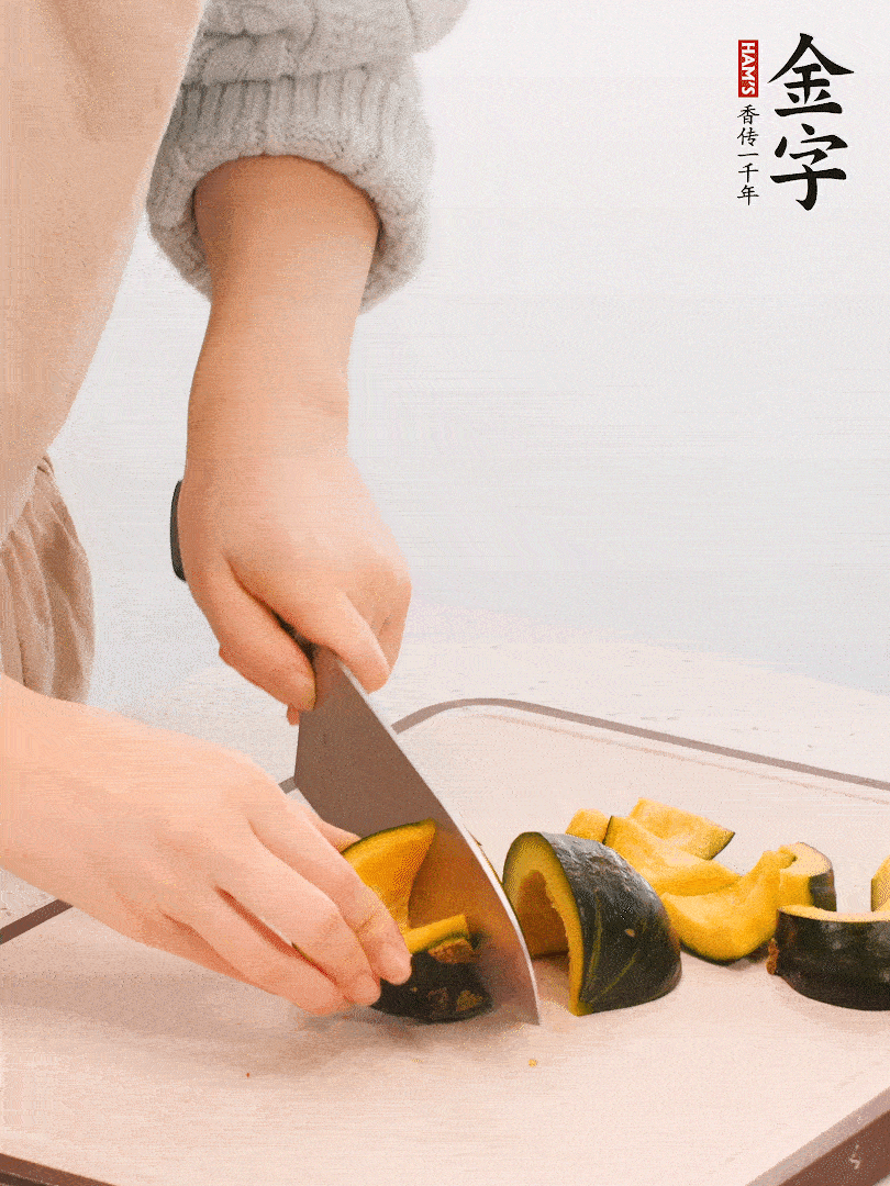 貝貝南瓜切小塊，生姜切成姜絲。