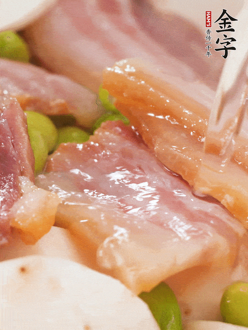 倒入芋艿、熟毛豆，翻炒均勻，加1小碗水煮開