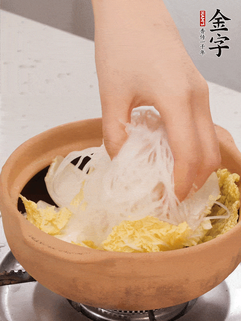 放入提前泡軟的粉絲，蓋上蒜蓉醬汁