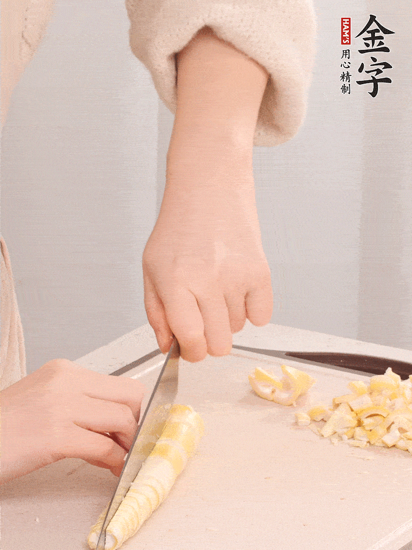 春筍去皮切小塊，焯水2分鐘左右