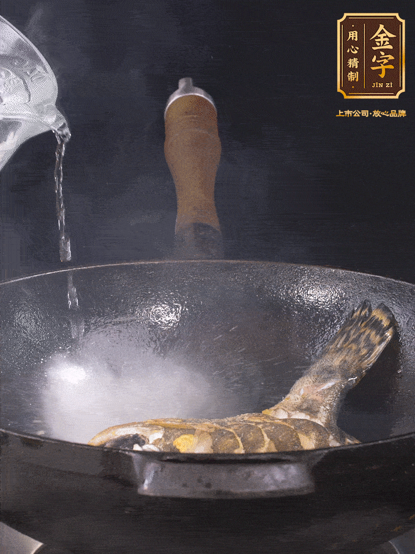 倒入適量食用油，待鍋燒熱后下桂魚煎大約2-3分鐘至兩面金黃（一定要煎透，這樣做出來的湯才會比較奶白色）