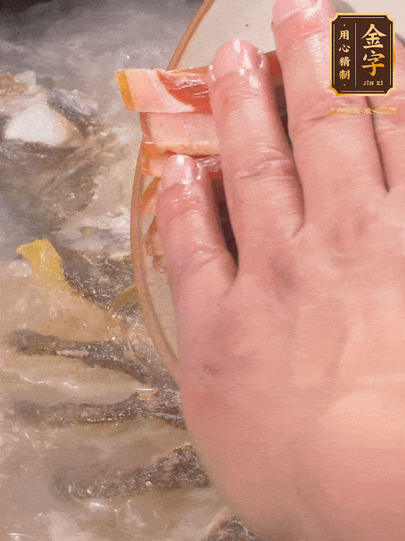 將煎好的魚，倒入三大碗開水。大火煮開后放入1個蔥結(jié)、2片姜片和1勺料酒和火腿片